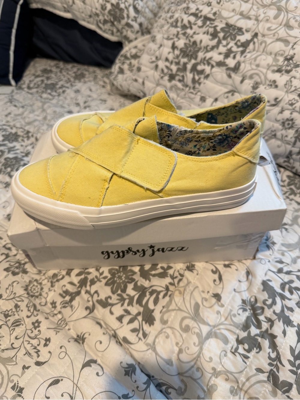 Gypsy Jazz Sunny Yellow Velcro Slip-On Sneakers size 8 new